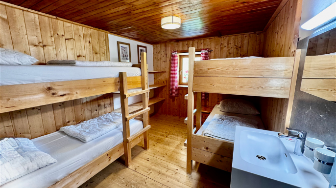 Das Zimmer bietet Platz für bis zu 4 Personen